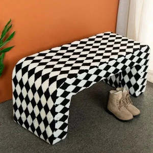 Banc en fausse fourrure à carreaux Nova pouf géométrique moderne pour salon chambre et meubles d'entrée - Product Image 1