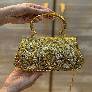 Elegante bolso de mano de latón bicolor con adornos de piedras meenakari coloridas y asa superior, disponible a precios de mayorista. - Product Image 4