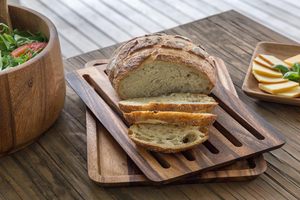 Tabla de cortar pan de madera con bandeja ranurada para recoger migas y asas, ideal para panadería, cocina, hotel, restaurante, venta al por mayor - Product Image 2