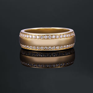 Anillo de Eternidad AMBER JEWELS Chapado en Oro de 18K con Moissanita de Corte Brillante Redondo y Engaste de Canal, Anillo de Boda Clásico Unisex - Product Image 4