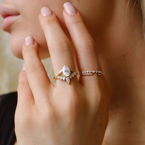 Anillo de compromiso de diamante cultivado en laboratorio de alta gama, corte pera, oro macizo de 14k, con halo y banda pavé, certificado IGI, moderno. - Product Image 4