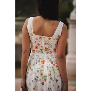 Eliza Summer-Robe midi décontractée sans manches avec broderie et poches, taille naturelle, style intemporel pour adultes - Product Image 4