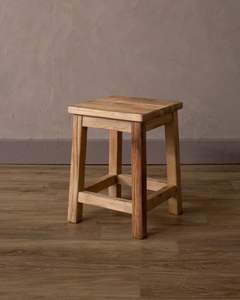 Tabouret en bois de style bohème avec texture de grain naturel, parfait pour un intérieur chaleureux et une assise décontractée - Product Image 3