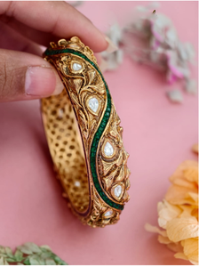 Brazalete Artesanal Antiguo de Kundan con Piedra Verde, Acabado Dorado Étnico, Joyería Nupcial para Bodas y Eventos Festivos - Product Image 3