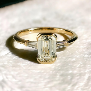 แหวนเพชรทรงเอเมอรัลด์ 3 กะรัต ประดับเพชรสามเม็ด ทอง 14K ฝังแบบครึ่งขอบ แหวนสัญญา สำหรับทั้งชายและหญิง ทำด้วยมือ รับรองโดย IGI - Product Image 1