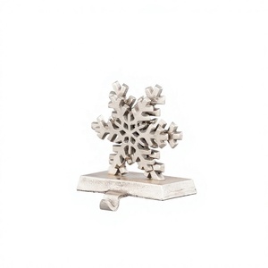 Porte-chaussettes de Noël en aluminium moderne en forme de flocon de neige pour la décoration de table, styles personnalisables et design écologique - Product Image 1