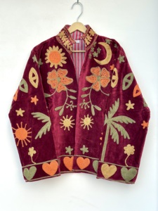 Chaqueta de Invierno Transpirable Bordada a Mano con Terciopelo Suzani, Abrigo Bohemio Color Granate para Playa, Estilo Artesanal Indio, Vintage, Unisex - Product Image 6