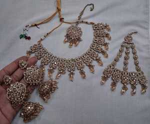 ชุดสร้อยคอเมเฮนดีแบบอินเดียดั้งเดิม พร้อมมงกุฎติกก้าและพัสซา เหมาะสำหรับงานแต่งงานและงานเฉลิมฉลองต่างๆ - Product Image 2