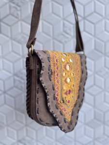 Bolso Bandolera de Cuero Genuino Estilo Banjara, Bolso de Mano Elegante Estilo Gitano, Multicolor, Hecho a Mano para Mujer - Product Image 2