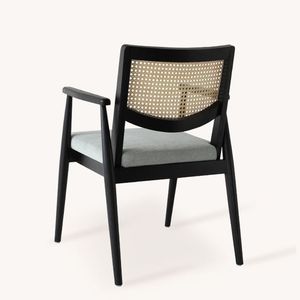 Chaise de salle à manger élégante en teck avec siège rembourré doux, dossier en rotin naturel et accoudoirs en bois élégants - Product Image 5