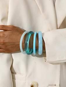 Pulseras de acrílico para mujer, pulseras gruesas de resina acrílica irregular, conjunto de brazaletes geométricos de moda. - Product Image 4