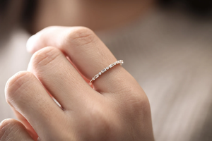 Anillo Baguette de 0.30 CT _ Anillo de Diamantes de Media Eternidad con Baguettes y Diamantes Redondos Alternados en Oro de 14k _ Anillo de Boda con Punta Compartida Única - Product Image 5