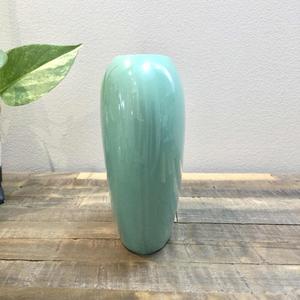 Vase en céramique vert citron élégant avec une large ouverture, finition brillante et silhouette arrondie pour des espaces de vie chics - Product Image 4