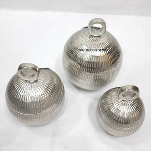 Ensemble de trois boîtes de rangement en aluminium, forme ronde, texture embossée, plaqué argent, avec couvercles à poignée - Product Image 5