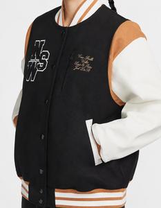 Chaqueta Varsity Negra Cortavientos con Detalles Blancos y Marrones, Logotipo Bordado en la Parte Delantera, Parches Bordados, Estilo Preppy, Corte Regular - Product Image 3