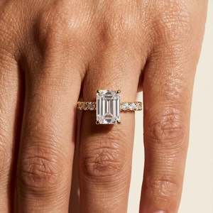 Anillo de Compromiso con Diamante Cultivado en Laboratorio con Corte Esmeralda, Certificado IGI, con Piedras Laterales Pavé, Engaste de Cuatro Puntas en Oro de 10K, 14K, 18K, Plata 925, 935 - Product Image 2