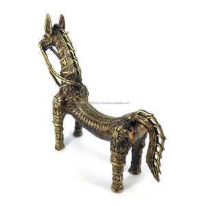 Cheval en bronze tribal artisanal de 9 pouces avec dos courbé, décoration de table ou de maison, art traditionnel indien en provenance d'Inde - Product Image 5