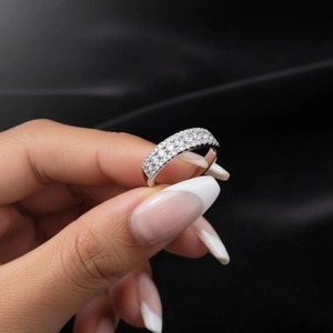 Bague de fiançailles en moissanite de bonne qualité pour une demande en mariage et un cadeau d'anniversaire, disponible au meilleur prix du marché - Product Image 2