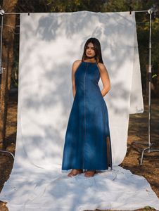 Elegante Vestido Maxi de Mezclilla con Cuello Halter, Silueta Ajustada con Abertura Lateral, para Fiestas de Verano, Sin Mangas, Color Sólido - Product Image 2