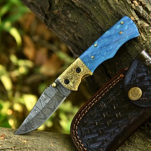 Navaja Plegable de Acero de Damasco – Navaja de Bolsillo con Mango de Resina Azul – Bolster de Latón Grabado – Regalo para Él - Product Image 1