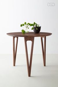 Table d'appoint en bois pratique offrant une surface de rangement pratique avec une forme compacte et un corps en bois durable - Product Image 2