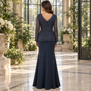 Robe de soirée élégante noire à col en V et perles |   Robe de soirée chic mi-longue à manches courtes, coupe trapèze, avec ourlet en dentelle transparente et design orné - Product Image 4