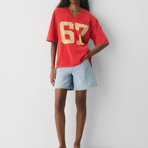 Camiseta de mujer vintage de algodón 100% pesado, la más popular, roja, de manga corta, cuello en V, informal de verano, personalizada, oversize, con lavado ácido - Product Image 1