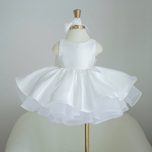 Vestido de Satén Personalizado para Niñas, Estilo Princesa con Espalda en V Abierta y Falda Voluminosa Natural, por Nhung Nguyen - Product Image 1