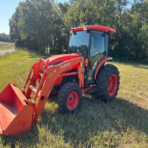 Tracteur Kubota MX5400 de qualité supérieure pour l'entretien des propriétés et les tâches agricoles, avec une fonctionnement fluide et un contrôle pratique - Product Image 2