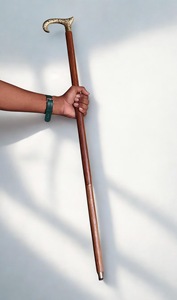 Bâtons de marche rustiques modernes en bois naturel écologique avec poignée en laiton poli, idéaux pour les cadeaux - Product Image 2