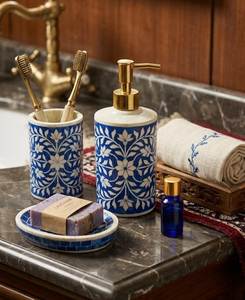 Juego de Baño de Resina con Incrustaciones de Hueso, Diseño Floral Azul y Blanco, Portacepillos Redondo, Dispensador de Jabón y Bandeja, Juego Decorativo de Tres Piezas - Product Image 1