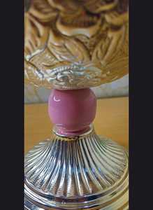 Bol sur piétement en métal argenté, orné de roses en relief, fait main |   Plat à fruits décoratif finition antique avec accent en résine rose pour la décoration intérieure - Product Image 2