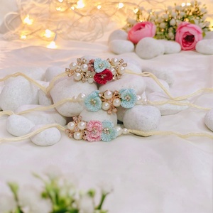 Rakhi de Diseño Étnico con Flores de Plástico Tejidas a Crochet y Centro de Perlas, Regalo Tradicional para Raksha Bandhan - Product Image 3