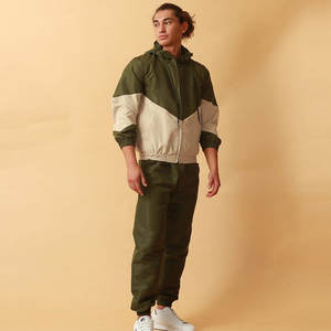 Ensemble de survêtement coupe-vent personnalisé avec logo pour homme, veste à capuche et pantalon d'extérieur en nylon multi-poches pour l'hiver - Product Image 2