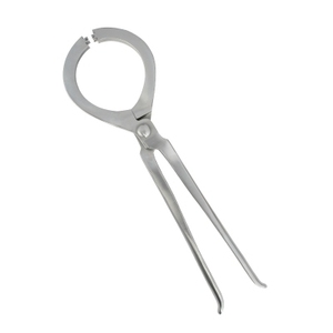 Esta imagen muestra un instrumento quirúrgico, específicamente un tipo de pinza para toallas o fórceps. Está hecho de acero inoxidable pulido. - Product Image 4