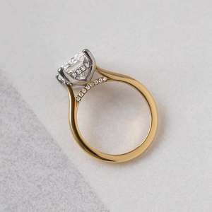 Bague de fiançailles haut de gamme en platine PT950 avec moissanite taille radiant VVS certifiée, halo caché et pont pavé, solitaire de luxe - Product Image 2