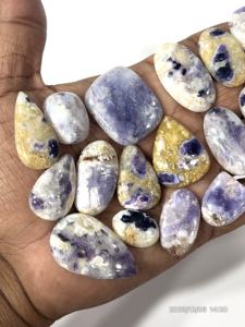 Opale Tiffany violette naturelle, pierre précieuse en vrac, cabochon, formes et tailles variées, environ 20 à 30 mm - Product Image 4