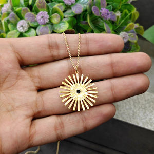 Collar de joyería celestial con colgante redondo de ónix negro con efecto rayos de sol, chapado en oro de 18k sobre latón, con cadena de cable, collar llamativo. - Product Image 5