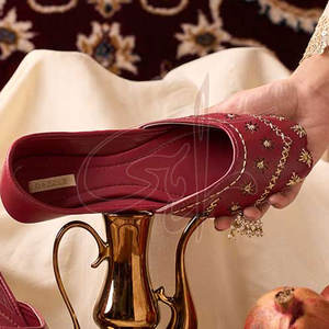 Embrace Serenity - Zapatos Khussa Personalizables para Mujer, Diseño Detallado Hecho a Mano con Adornos de Piel Sintética - Product Image 5