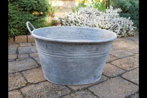 Pot de fleurs en métal rustique, design circulaire, finition durable pour une utilisation en jardin avec des plantes vertes - Product Image 6