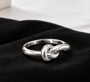 Bague en acier inoxydable vintage à nœud, unisexe, classique, pour mariage et fiançailles, design épuré, bijoux couleur argent - Product Image 1