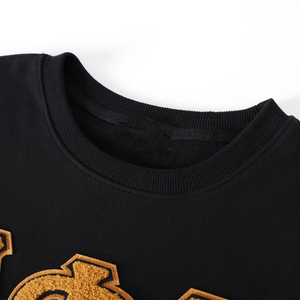 Sweat-shirt noir à col rond avec lettre Alpha brodée or, poche avant, coupe classique, pull en molleton décontracté pour sororité, hiver, unisexe - Product Image 4
