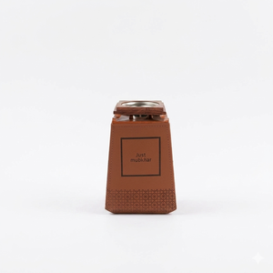 Brûleur Mubkhar en bois avec revêtement en cuir moderne, forme carrée conique, finition brun riche et détails texturés géométriques pour les parfums - Product Image 2