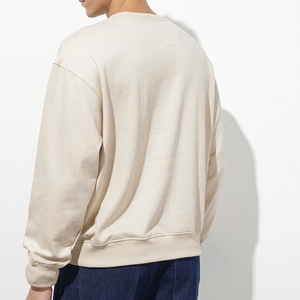 Sudadera con estampado tipográfico en beige, marrón y azul, con cuello redondo, mangas largas, estilo pullover y dobladillo acanalado. Hecho en Bangladesh. - Product Image 2