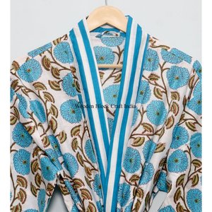 Kimono chic en coton doux pour une ambiance estivale, look élégant, kimono à col en V avec un design simple et un imprimé floral pour un style décontracté. - Product Image 4