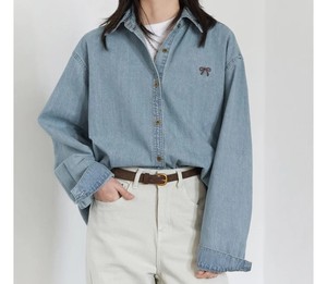 Chemise en jean délavé décontractée de haute qualité pour femme, style streetwear, épaules tombantes, personnalisable avec boutons et logo sur mesure – Prix de gros - Product Image 2