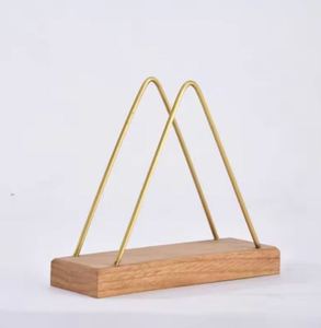 ที่ใส่กระดาษเช็ดปากโลหะรูปสามเหลี่ยมสีทองสำหรับร้านอาหาร คาเฟ่ โรงแรม พร้อมฐานไม้ - Product Image 1