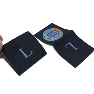 Etiquetas Tejidas Personalizadas con Logotipo y Nombre, Plegables al Centro, para Camisetas, con Calidad Premium - Product Image 3