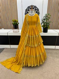 Conjunto de Fiesta: Top y Lehenga de Georgette con Bordado de Lentejuelas y Zari, con Borde de Lentejuelas de Georgette Sintética - Product Image 2