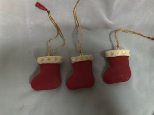 Chaussette de Noël en coton doux, motif écossais rouge et noir, avec bordure en fourrure blanche et initiale L brodée - Product Image 5